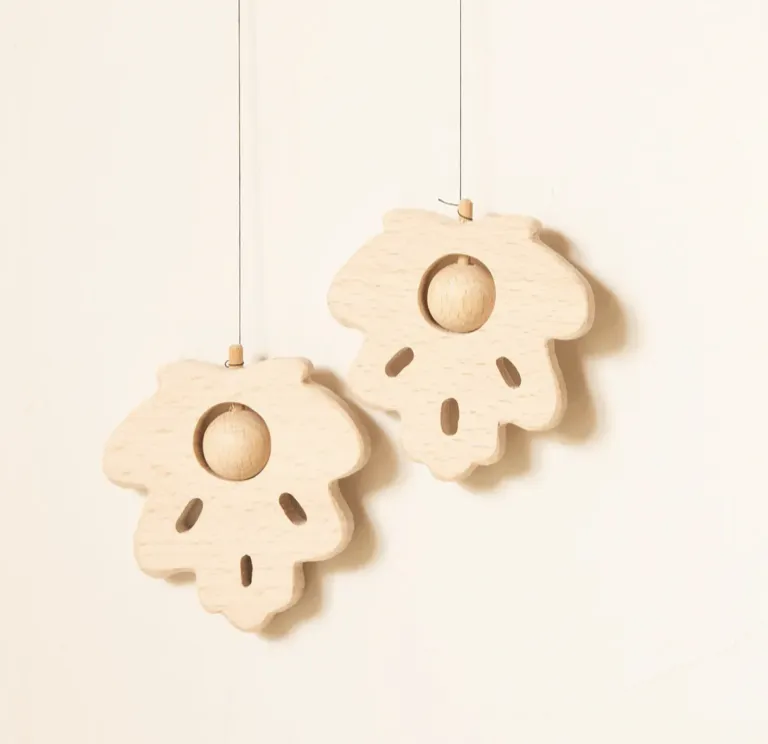 Hochet Feuille Maple en bois handmade 