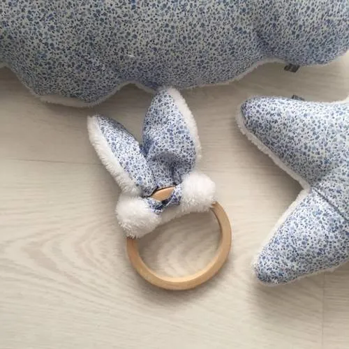 Hochet lapin en cotonpetit fleurs bleu & polaire tout doux  15 cm
