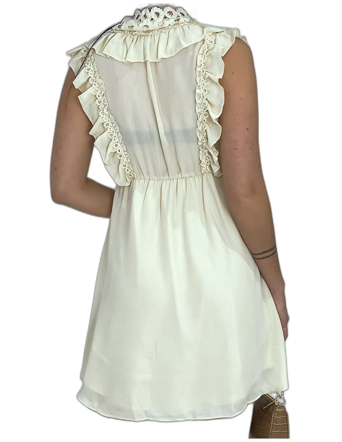 Petite robe beige fluide avec détails volants et broderie sur le haut
